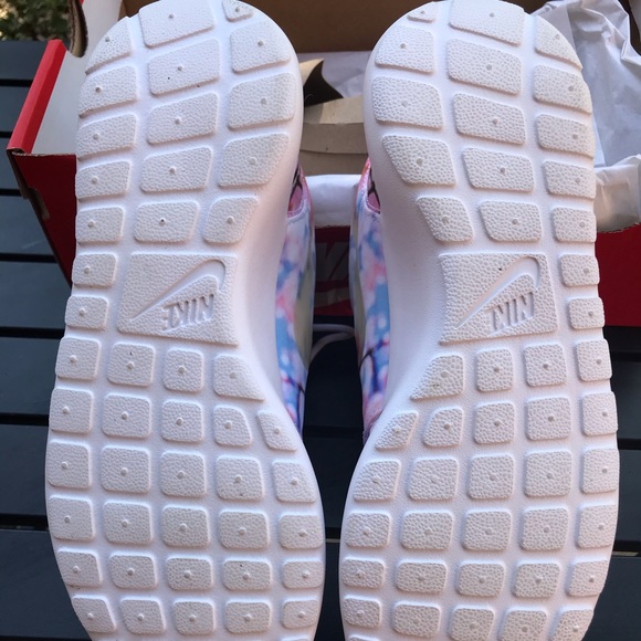 Limited Edition Nike Roshe One Cherry Bls Sneakers - Picture 3 of 7